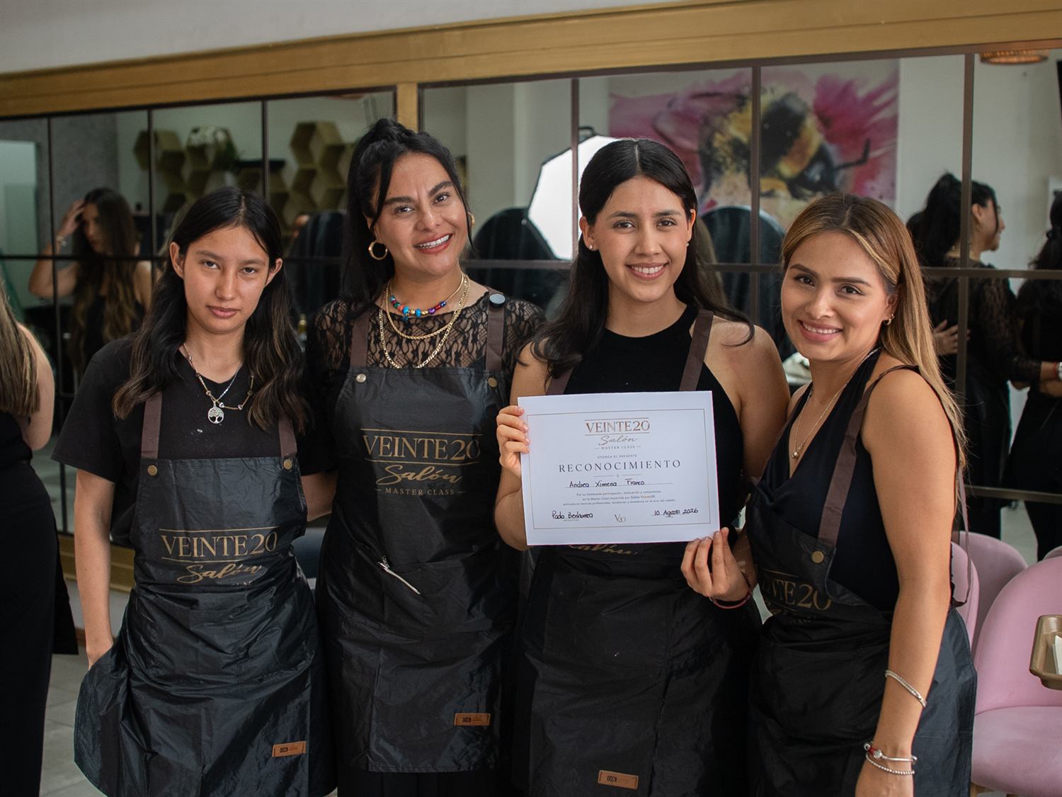Alumnas graduadas con su reconocimiento